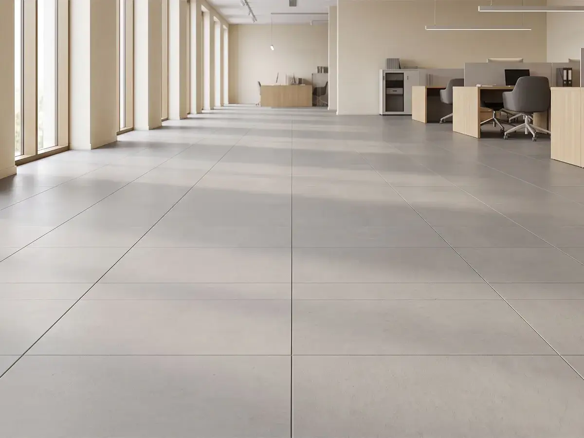 teknik ofis alanında, açık gri kare panellerin düzenli döşemesi