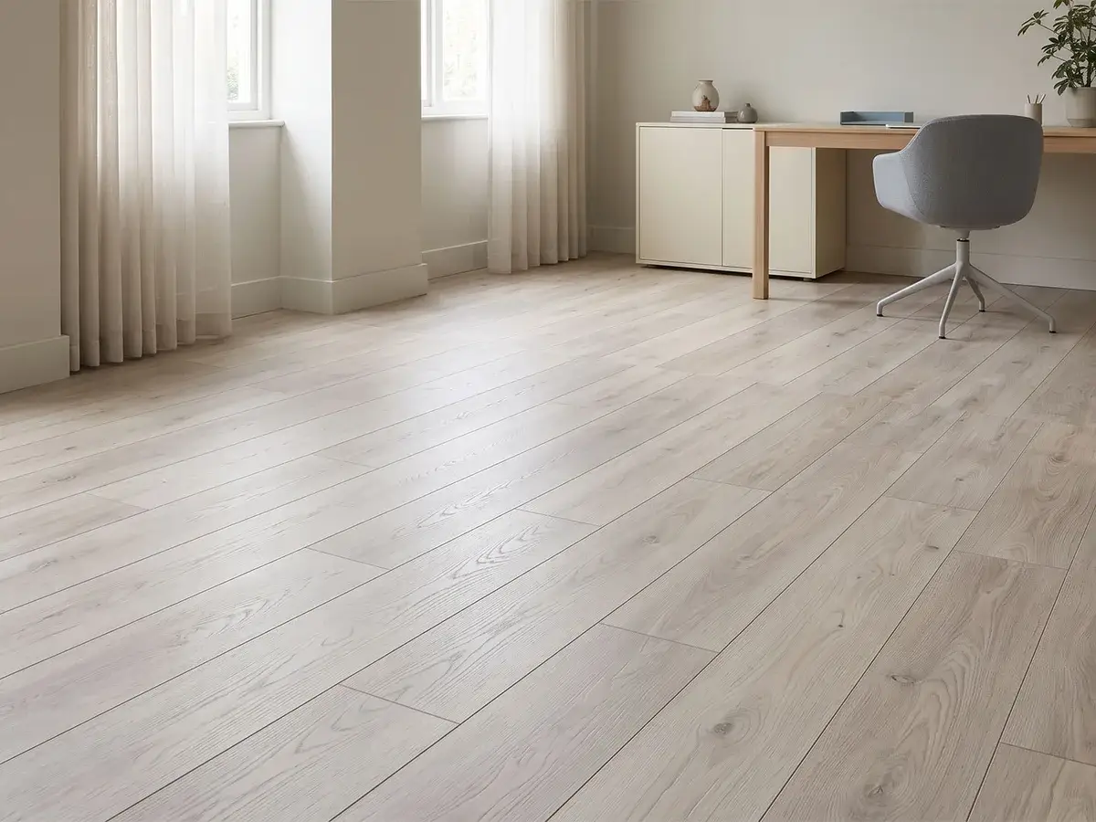 açık, hafif küllü meşe desenli laminatı sade bir ev çalışma alanı